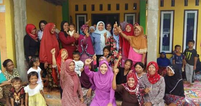 Masnah Busro bersama Masyarakat Muaro Pijoan.