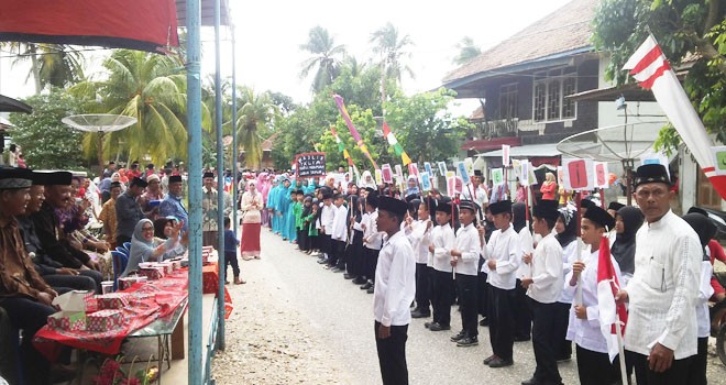 Peserta pawai saat memperkenalkan diri dihadapan Camat dan para tamu undangan.