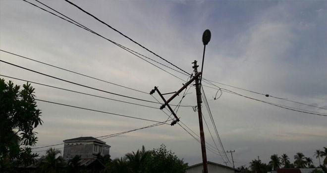 Tiang listrik tumbang.