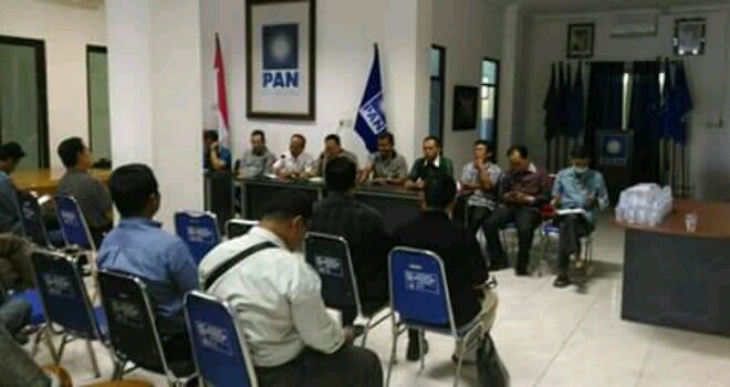 Tim Koalisi Parpol dan Tim Pemenangan Masnah-BBS saat melaksanakan rapat.