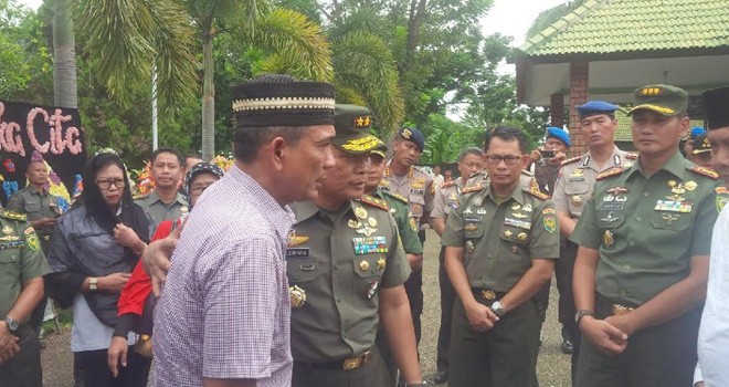 Pangdam II Sriwijaya, Mayjen TNI Sudirman, langsung melayat ke Jambi.