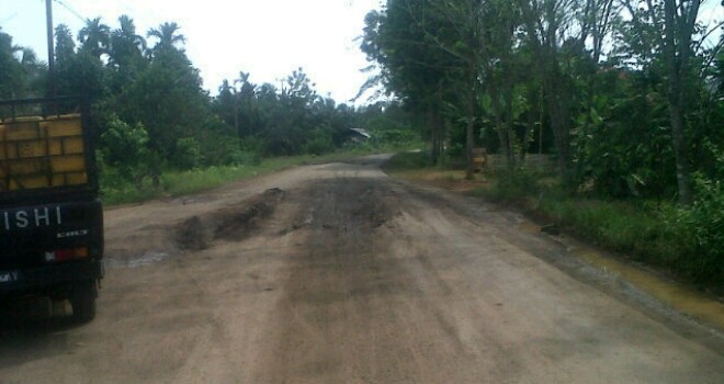 Ruas jalan yang rusak di Talang Asai.