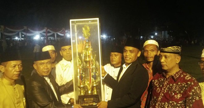 Pemberian piala Jadi Juara Umum MTQ tingkat Kecamatan Pelawan ke-IX di Desa Lubuk Sepuh.