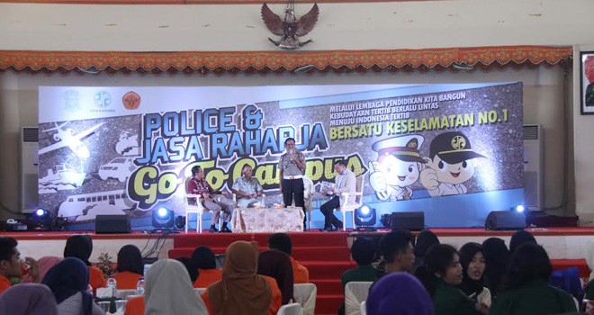Mahasiswa berdiskusi bersama kepolisian dan Jasa Raharja.
