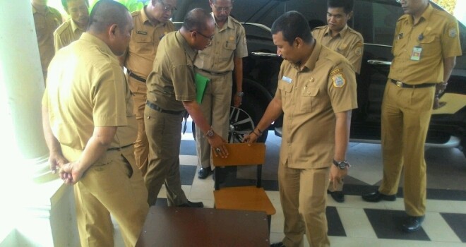 Bupati, kadisdik dan sejumlah kelapa SKPD saat melihat produk mobiler yang dihasilkan BLK Tanjabtim.