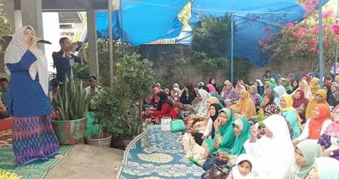 Masnah Busro saat menyapa warga Kasang Pudak.