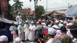 Demo anggota FPI di Mapolda Jambi, siang ini.