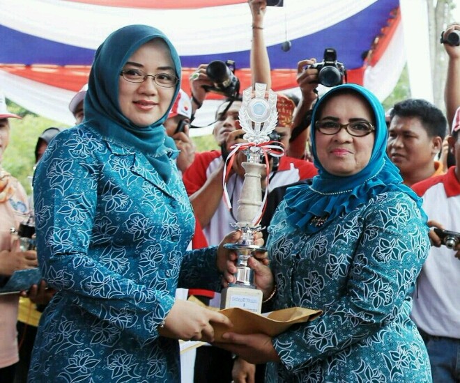 Ketua TP-PKK Kota Jambi Yuliana Fasha menerima Pakarti Utama I yang diserahkan oleh Wakil Ketua TP-PKK Provinsi Jambi Hj. Rahima Fachrori.