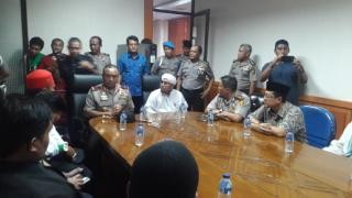 Perwakilan FPI saat berdialog dengan Kapolda Jambi.