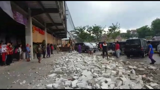 Puing dinding bangunan baru Jamtos yang ambruk.