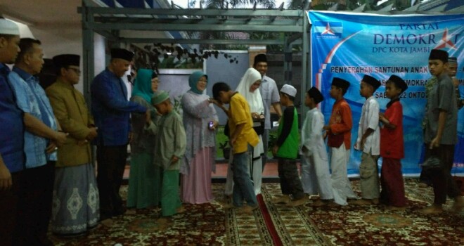 DPC Demokrat Kota Jambi saat memberi santunan kepada anak yatim se-Kota Jambi.
