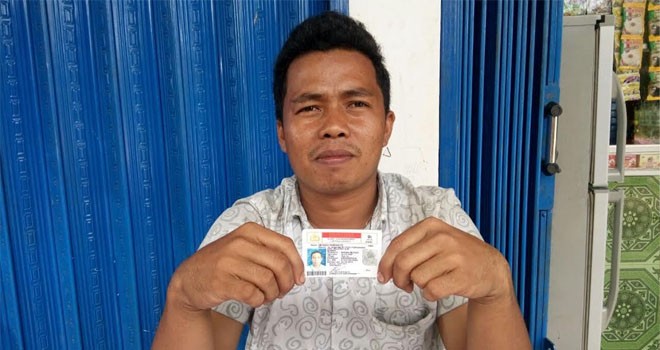 Hengki Surianto saat memperlihatkan SIM miliknya.