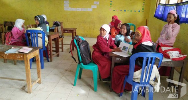 Terlihat siswa saat belajar menggunakan kursi plastik.