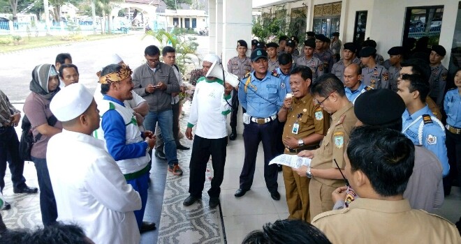 Aksi demo Puluhan Anggota FPI di Gedung Dewan.