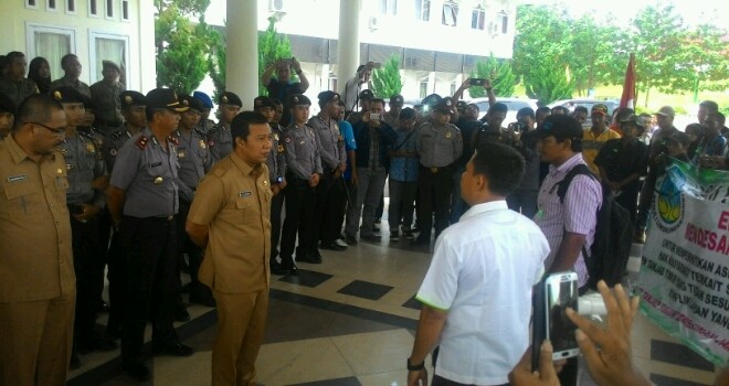 Bupati Tanjabtim, H Romi Hariyanto saat menyambut dan berdiskusi dengan kelompok warga.