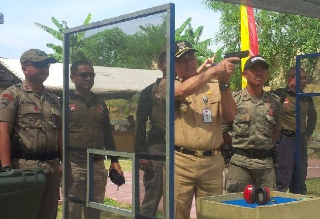 Wako Fasha fokus membidik sasaran di Kejuaraan menembak Satbrimob Anniversari dan Safari Berburu dalam rangka HUT Korps Brimob Polri di Mako Satbrimob Polda Jambi Senin (24/10)