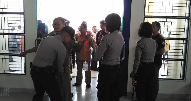 Pemeriksaan satu per satu dari tamu yang memasuki ruang rapat dilaksanakan.