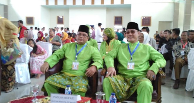 Calon Bupati dan Wakil Bupati Muaro Jambi, Ivan Wirata dan Dodi Sularso, mengikuti rapat pleno terbuka.