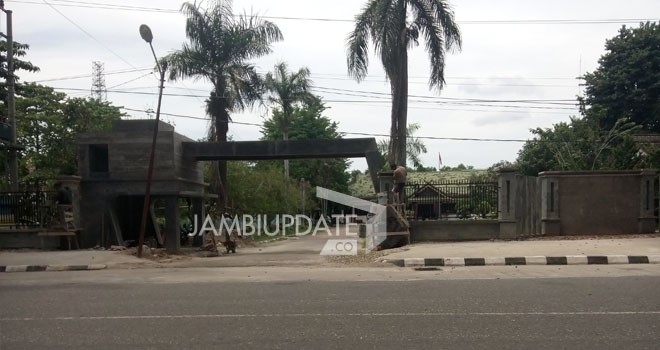 Gapura dan Pagar Dinas Tata Ruang dan Perumahan (Distarum) dalam tahap PENGERJAAN. / <i> Foto : Afiz JE </i>