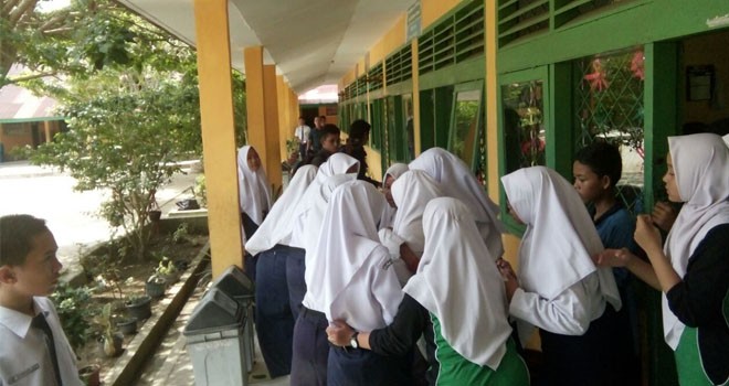 Sejumlah siswa membawa korban kesurupan dari ruang kelas SMPN 3 Muaro Bungo.