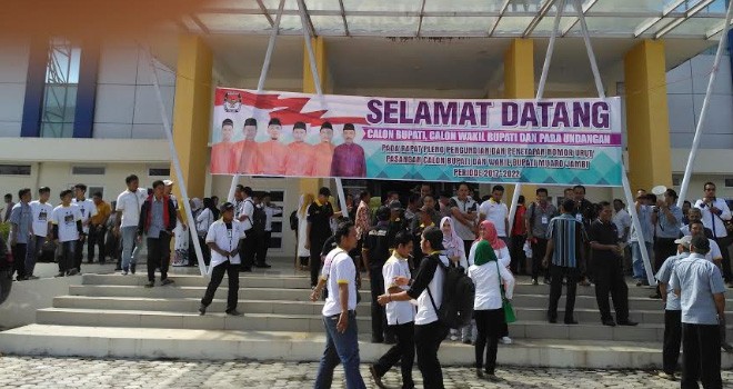 Rapat pleno terbuka pengundian nomor urut Calon Bupati dan Wakil Bupati Muaro Jambi .