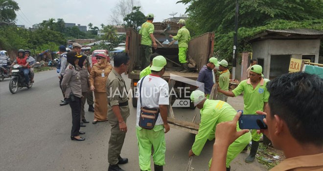 Petugas Tim terpadu Pemkot Jambi saat menertibkan PKL Pasar Baru Talang Banjar, Kota Jambi.