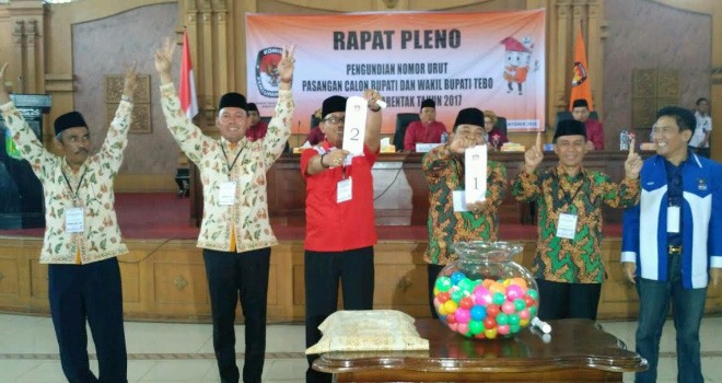 Rapat pleno terbuka pengundian nomor urut Calon Bupati dan Wakil Bupati Tebo.