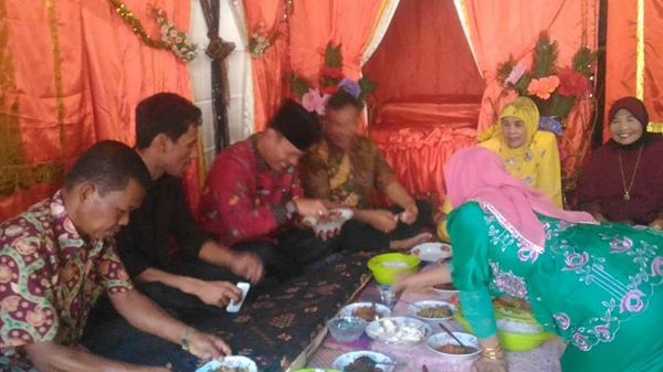 Wabup Kerinci Zainal Abidin bersama mantan Bupati Kerinci Murasman di sela-sela tamu undangan di salah satu acara pernikahan di Mukai Hilir beberapa waktu lalu