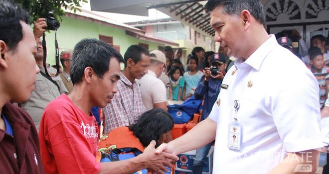 Walikota Fasha Kunjungi dan Serahkan Bantuan kepada korban kebakaran di RT 13 kelurahan Legok Kecamatan Danau Sipin. <i>Foto : Safwan / Jambi Update</i>