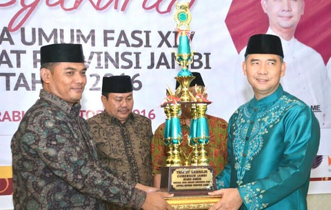 Walikota Fasha menerima tropi juara umum yang diserahkan oleh Ketua BKPRMI Kota Jambi.