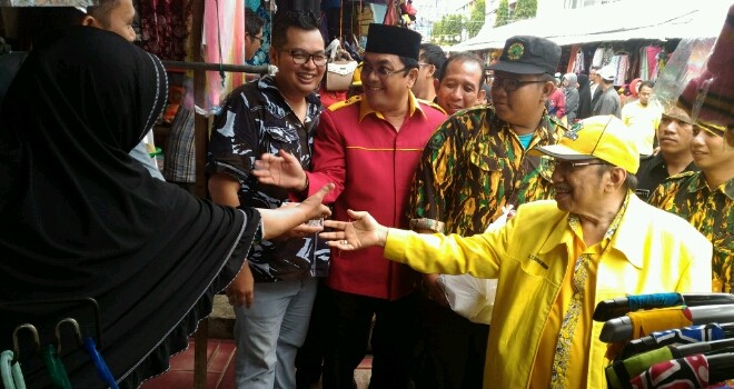 Dalam rangka HUT Partai Golkar ke-52, Ketua DPD I Golkar Provisi Jambi, Zoerman Manap beserta petinggi Golkar lainnya saat blusukan ke Pasar Kota Jambi.