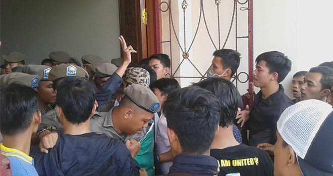 Mahasiswa yang tergabung dalam Aliansi Mahasiswa Peduli Jambi menggeruduk kantor Gubernur Jambi dihadang Satpol PP.