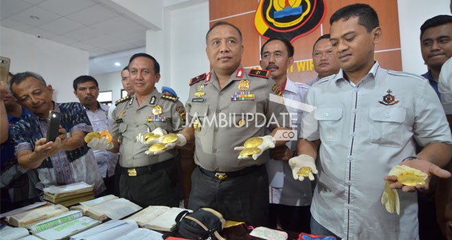 Kapolda Jambi, Brigjen Pol Yazid Fanani saat press release di Mapolda Jambi terkait penangkapan penampung dan penjual emas hasil Peti di Merangin. <i> Foto : M.Ridwan/JE </i>