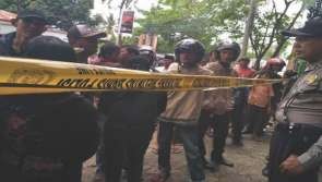 Warga mendatangi lokasi penitipan mobil Yenni Motor yang dijadikan sebagai lokasi pembunuhan Dame. Foto: Metrosiantar/jpg