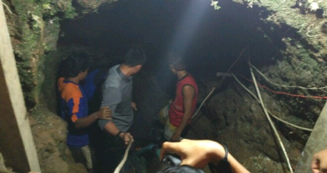 Gubernur Jambi Zumi Zola saat meninjau langsung proses evakuasi 11 penambang emas illegal yang tertimbun di Kabupaten merangin.