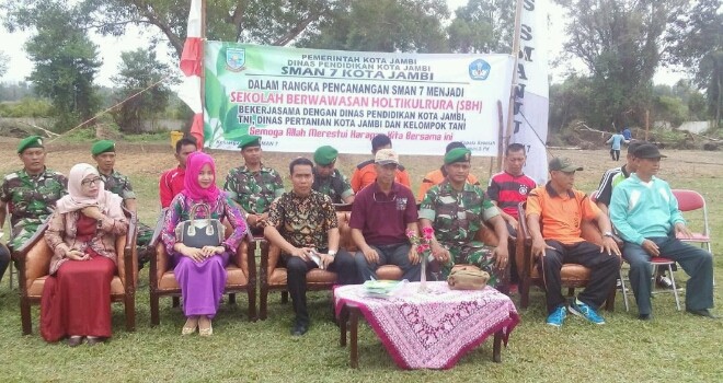 Kegiatan penanaman Perdana Jagung Manis di Lingkungan SMUN 7 Ulu Gedong, Sabtu (28/19) pagi. 
