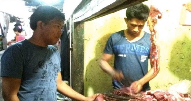 Brigadir Isma Diyanto disela kesibukannya menjadi seorang polisi, dia menjalankan bisnis bakso. <i> Foto : Surabayaraya </i>