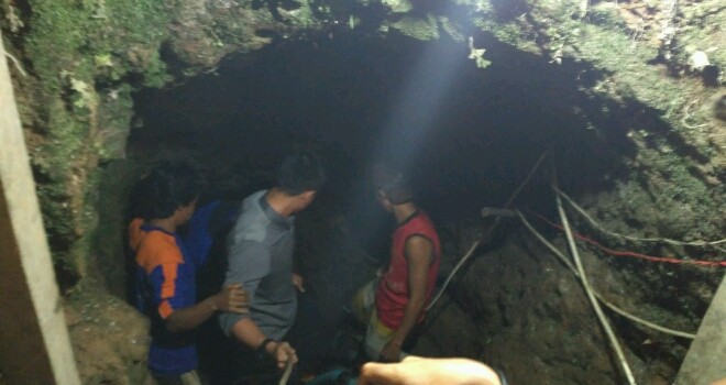 Gubernur Jambi, Zumi Zola saat berada didalam lobang jarum untuk meninjau lansung proses evakuasi.