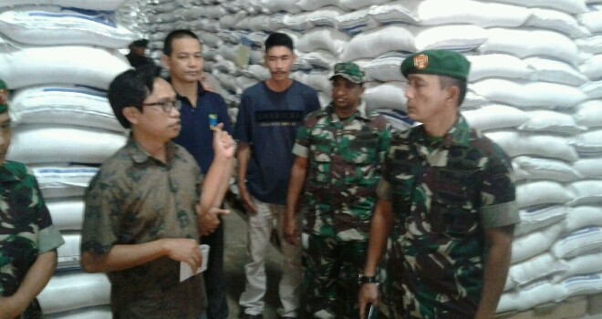 Komandan Korem 042/Gapu, Kolonel Inf Refrizal saat melakukan sidak ke gudang Bulog dan Pupuk.