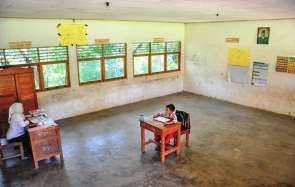 Guru mengajar meski siswanya hanya satu. Ilustrasi Foto: dok.JPNN.com