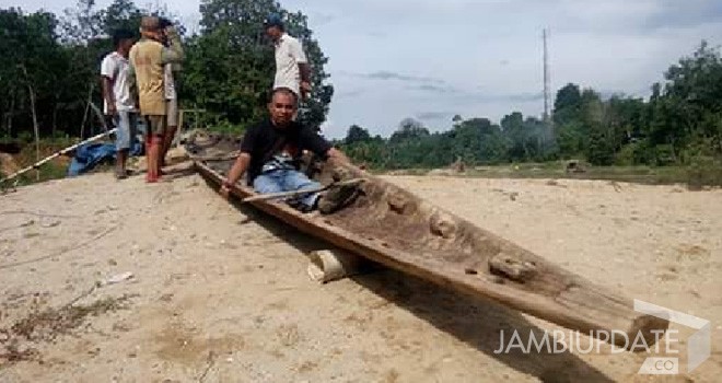 Perahu tradisional yang terbuat dari kayu gelondongan.