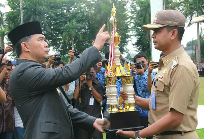 Walikota Jambi, Sy Fasha saat menyerahkan apresiasi kepada 3 Camat muda Kota Jambi.