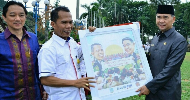 Walikota Jambi, Sy Fasha menerima apresiasi program sejuta rumah dari BTN Jambi