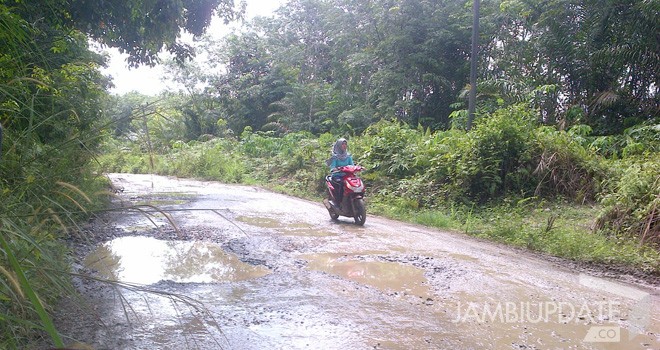 Kondisi jalan dari Margoyoso, Kecamatan Margo Tabir.