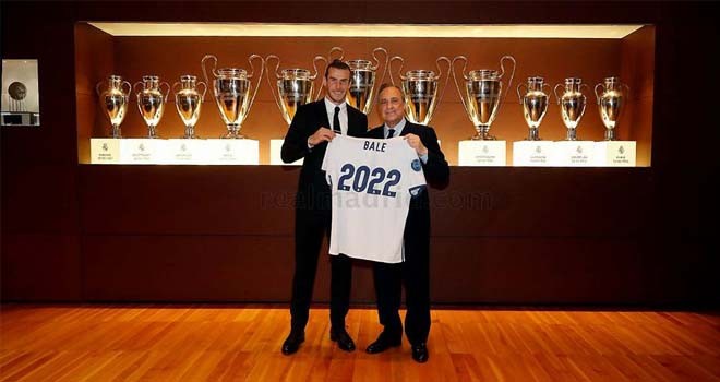 Gareth Bale dan Presiden Real Madrid, florentino perez usai penandatangan kesepakatan kontrak baru. <i> FOTO: ANGEL MARTÃNEZ/realmadrid.com