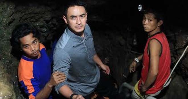 Gubernur Jambi, Zumi Zola saat masuk kedalam lobang jarung Peti Ilegal untuk melihat proses evakuasi korban yang tertimbun beberapa waktu lau