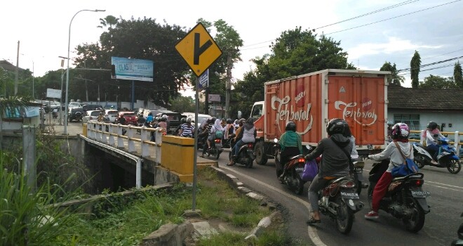 Kemacetan di Jl. Arief Rahman Hakim, Simpang Karya,  Telanaiputa.