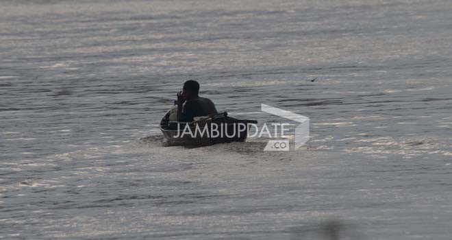 SIAGA: Warga Kota Jambi menggunakan perahu untuk mencari ikan di Sungai Batanghari.