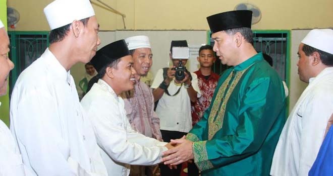 Walikota Jambi, SY Fasha saat menghadiri tabligh akbar dalam rangka penutupan bulan Muharram 1438 Hijriah di Masjid Rahmatullah Perumahan Villa Ratu Mas Kelurahan Ekajaya Kecamatan Paalmerah, Minggu malam (30/10).