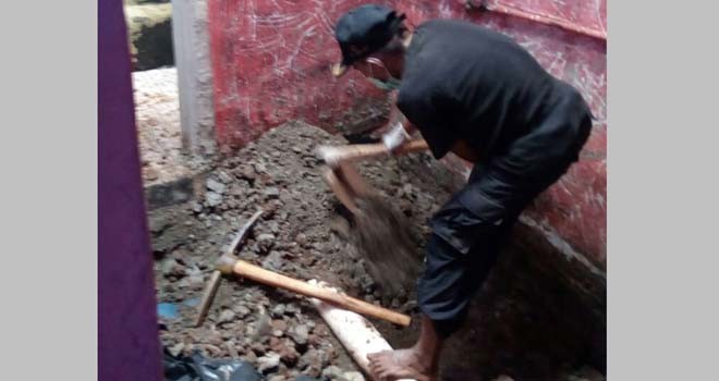 Lokasi jenazah korban dimakamkan di sebuah kontrakan di Cipayung. Pelaku mengubru dengan semen keras. <i> Ist/JawaPos.com </i>